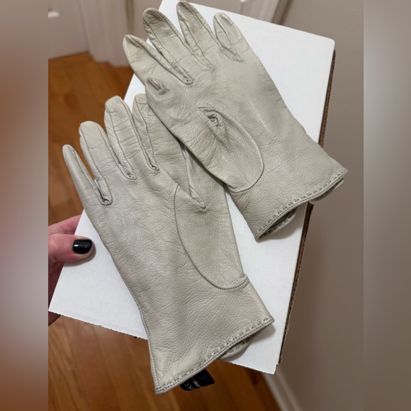Gucci White Gloves - Great used condition. Best fits XS/S glove size. - Picture 2 of 6